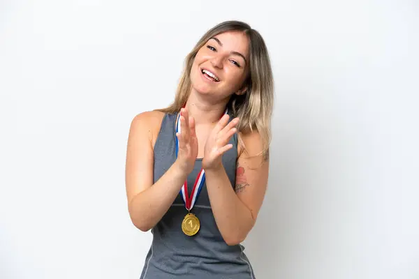 Ung Rumänsk Kvinna Med Medaljer Isolerade Vit Bakgrund Applåderar Efter — Stockfoto