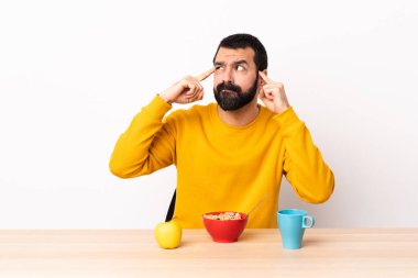 Kafkasyalı bir adam kahvaltı yapıyor. Şüpheleri ve düşünceleri var..