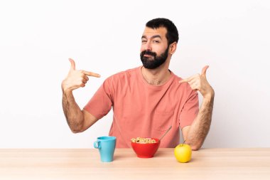 Kafkasyalı bir adam gururlu ve kendini beğenmiş bir masada kahvaltı yapıyor..