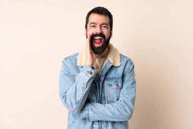 İzole edilmiş arka planda ağzı açık bağıran beyaz bir adam.