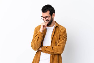 Beyaz arka planda kadife ceket giyen, sakallı, beyaz saçlı, yakışıklı bir adam.