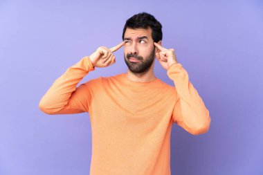 Kafkasyalı yakışıklı, soyutlanmış, mor bir geçmişi var. Şüpheleri ve düşünceleri var.