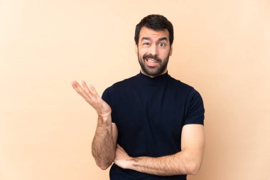 Kafkasyalı yakışıklı adam izole edilmiş geçmişinde şüphe uyandırıyor.