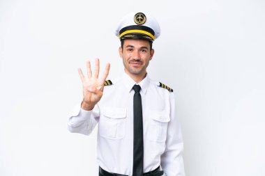 İzole edilmiş beyaz arka planda uçak pilotu mutlu ve parmakları olan dört kişi sayıyor.