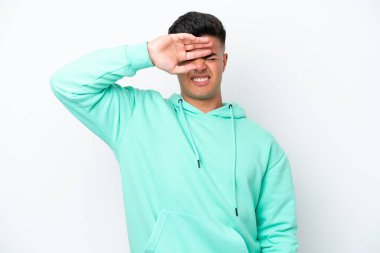 Beyaz arka planda izole edilmiş, yorgun ve hasta bir yüzü olan beyaz, beyaz, yakışıklı bir adam.