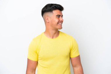 Beyaz arka planda izole edilmiş beyaz tenli yakışıklı bir adam.