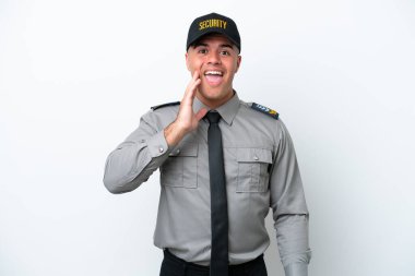Beyaz arka planda, şaşırmış ve şok olmuş bir yüz ifadesiyle izole edilmiş genç beyaz bir güvenlik görevlisi.