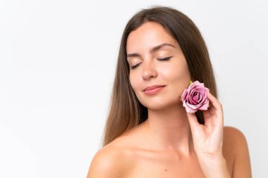 Beyaz arka planda izole edilmiş beyaz bir kadın elinde çiçeklerle. Portreyi kapat