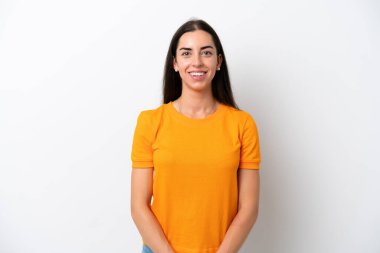 Beyaz arka planda izole edilmiş genç beyaz kadın kollarını ön cephede çapraz tutuyor.