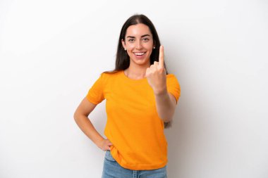 Beyaz arka planda izole genç beyaz kadın geliyor.