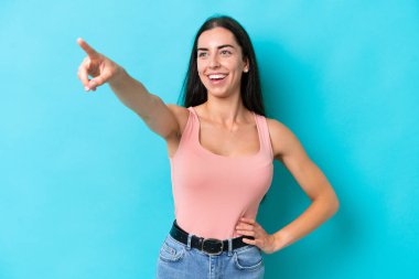 Mavi arka planda izole edilmiş genç beyaz kadın...