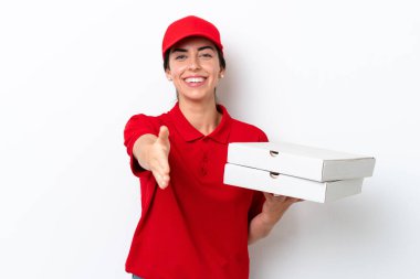 Pizza teslimatı, beyaz arka planda izole edilmiş pizza kutularını alan, beyaz üniformalı beyaz bir kadın iyi bir anlaşma için el sıkışıyor.