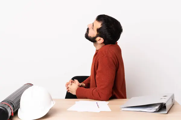 Homem Arquiteto Caucasiano Com Barba Uma Mesa Posição Traseira Olhando — Fotografia de Stock