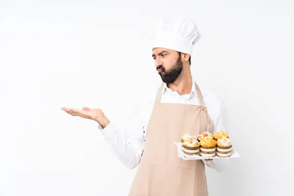 Jeune Homme Tenant Gâteau Muffin Sur Fond Blanc Isolé Tenant — Photo