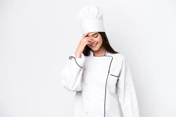 年轻的巴西厨师女人被白色背景的笑声隔离了 — 图库照片