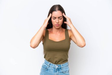 Beyaz arka planda başağrısı olan beyaz tenli genç bir kadın.