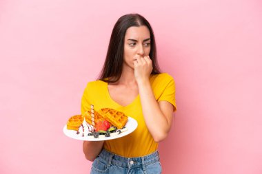 Pembe arka planda gözleme tutan Kafkasyalı genç kadın kuşkuları var.