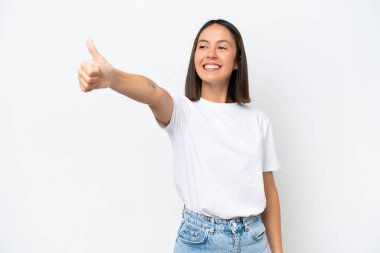 Beyaz arka planda izole edilmiş genç beyaz bir kadın baş parmak hareketi yapıyor.