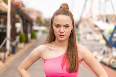 Açık havada genç ve güzel bir kız. Portre