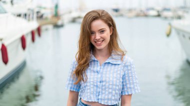 Dışarıdaki genç kızıl saçlı kadın. Portre