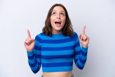 Beyaz arka planda izole edilmiş genç beyaz kadın şaşırmış ve yukarı bakıyor.