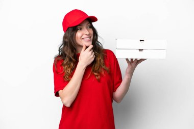Pizza teslimatçısı kadın iş üniformalı beyaz arka planda izole edilmiş pizza kutuları alıyor ve gülümsüyor.