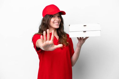 Pizza dağıtan kadın iş üniformalı beyaz arka planda izole edilmiş pizza kutuları alıyor parmaklarıyla beşi sayıyor.