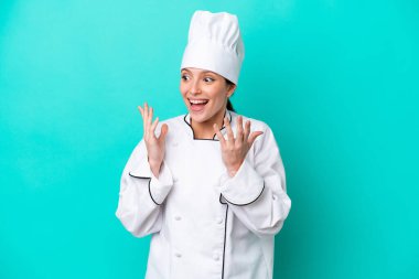 Mavi arka planda mahsur kalmış beyaz bir aşçı kadın. Şaşırtıcı bir yüz ifadesi var.