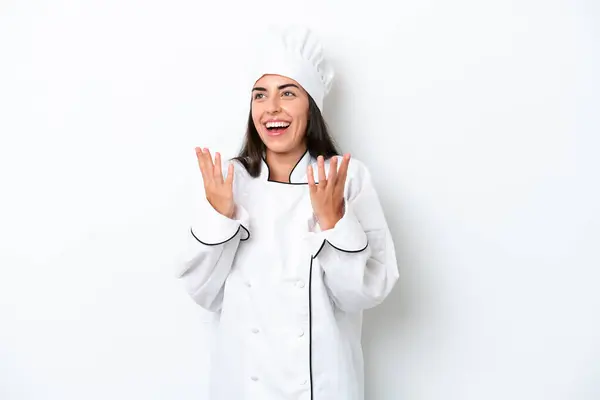 Jovem Chef Mulher Sobre Fundo Branco Com Expressão Facial Surpresa — Fotografia de Stock