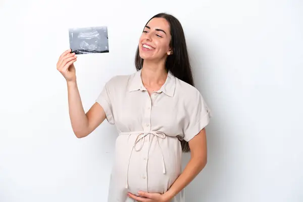 Mujer Joven Caucásica Aislada Sobre Fondo Blanco Embarazada Sosteniendo Ultrasonido —  Fotos de Stock