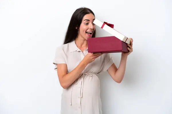 年轻的高加索女人 身孕白种人背景 带着惊喜的表情带着礼物 — 图库照片