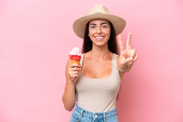 Νεαρή Καυκάσια Γυναίκα Ένα Κορνέτο Παγωτό Απομονωμένη Ροζ Φόντο Χαμογελώντας — Φωτογραφία Αρχείου