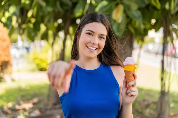 Young Pretty Brazilian Woman Cornet Ice Cream Outdoors Points Finger — Stock Photo, Image