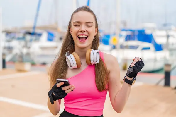 Joven Chica Bastante Deporte Aire Libre Utilizando Teléfono Móvil Haciendo Fotos De Stock Sin Royalties Gratis