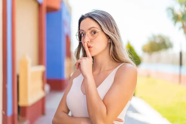 Joven Mujer Bonita Aire Libre Con Gafas Haciendo Gesto Silencio Fotos De Stock