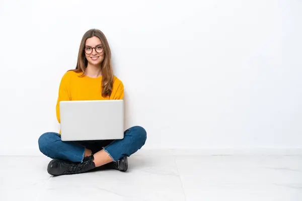 Young Caucasian Woman Laptop Sitting Floor Isolated White Background Smiling Imagens De Bancos De Imagens