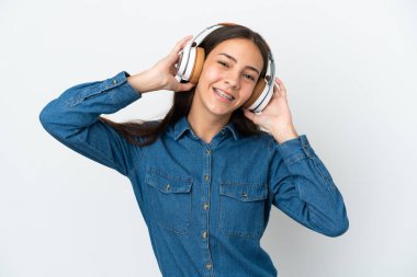 Genç Fransız kız beyaz arka planda izole edilmiş müzik dinliyor.