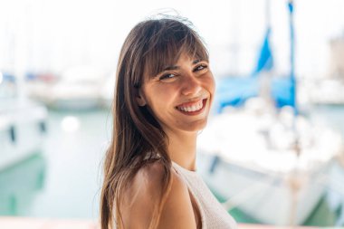 Açık havada genç bir kadın Neşeli bir ifadeyle