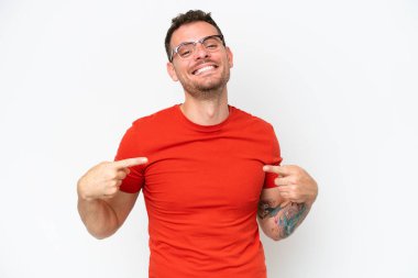 Beyaz arka planda soyutlanmış beyaz, yakışıklı, gururlu ve kendini beğenmiş genç bir adam.