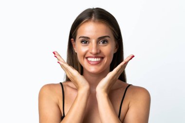 Genç Uruguaylı kadın beyaz arka planda izole edilmiş. Portre