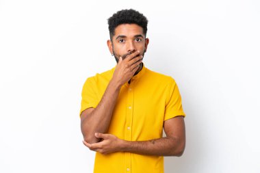 Beyaz arka planda yaşayan Brezilyalı genç adam şaşırdı ve şaşırdı.