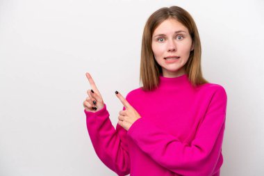 Beyaz arka planda izole edilmiş genç bir İngiliz kadın korkmuş ve kenarı işaret ediyor.