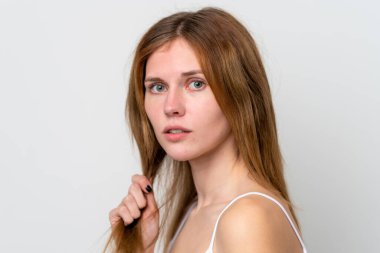 Genç İngiliz kadın saçına dokunuyor. Portreyi kapat