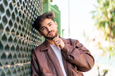 Açık havada yakışıklı bir Arap.