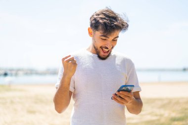 Dışarıdaki yakışıklı Arap şaşırdı ve bir mesaj yolladı.