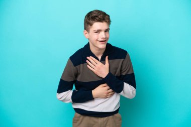 Genç Rus adam mavi arka planda izole edilmiş, çok gülümsüyor.