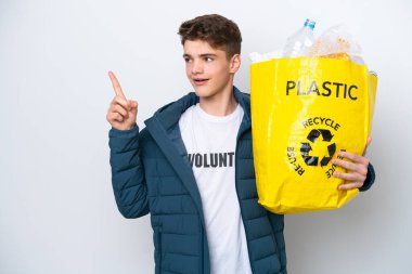 Beyaz arka planda geri dönüşüm yapmak için elinde plastik şişelerle dolu bir çanta tutan Rus ergen parmak kaldırarak çözümü bulmayı amaçlıyordu.