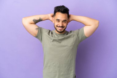 Morarmış arka planda izole olmuş genç beyaz adam gülüyor.