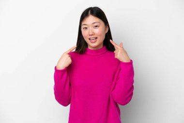 Beyaz arka planda izole edilmiş genç Çinli bir kadın baş parmak işareti yapıyor.