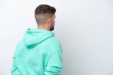 Beyaz arka planda izole genç beyaz adam arka pozisyonda ve geriye bakıyor
